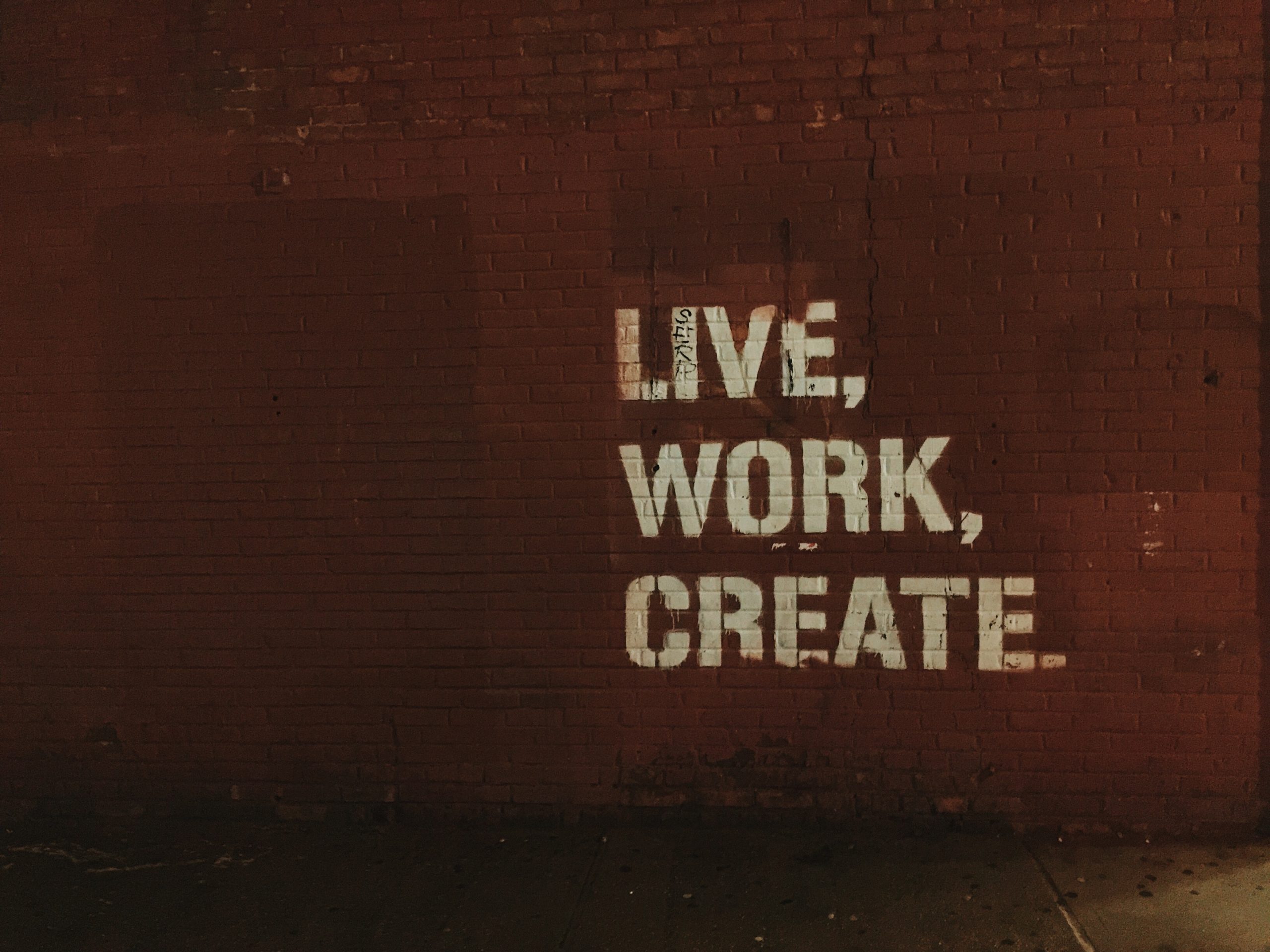 Tag sur mur rouge : Live work create